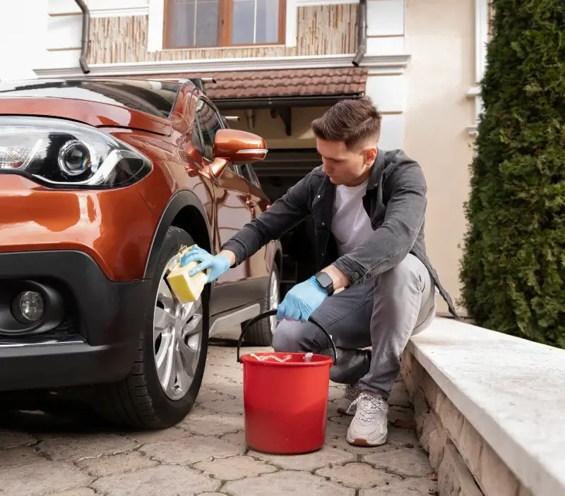 Lavage auto à domicile Naucelle : professionnel intervenant sur un véhicule
